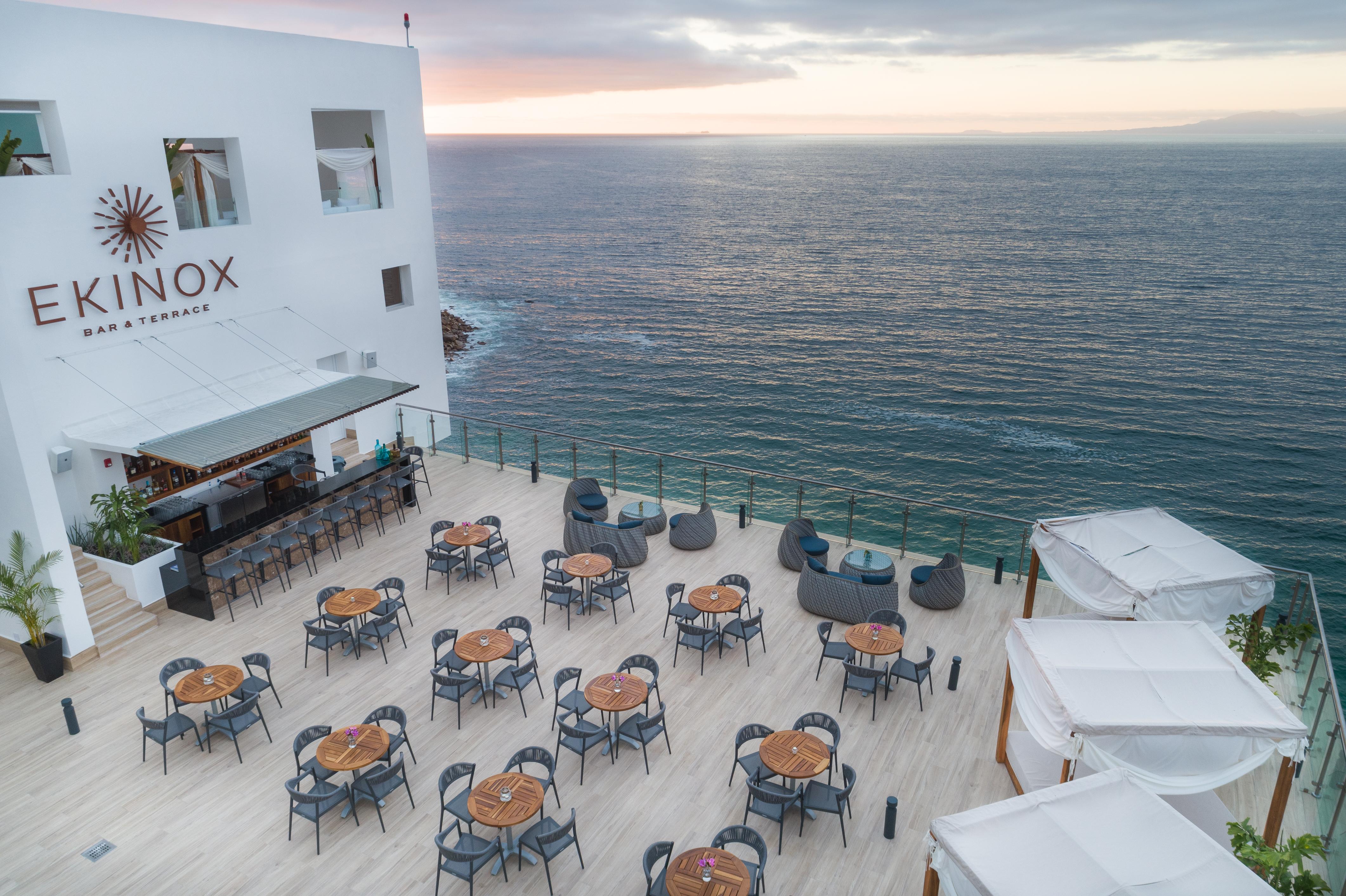 Grand Park Royal Puerto Vallarta Exterior photo The rooftop bar at Kinox